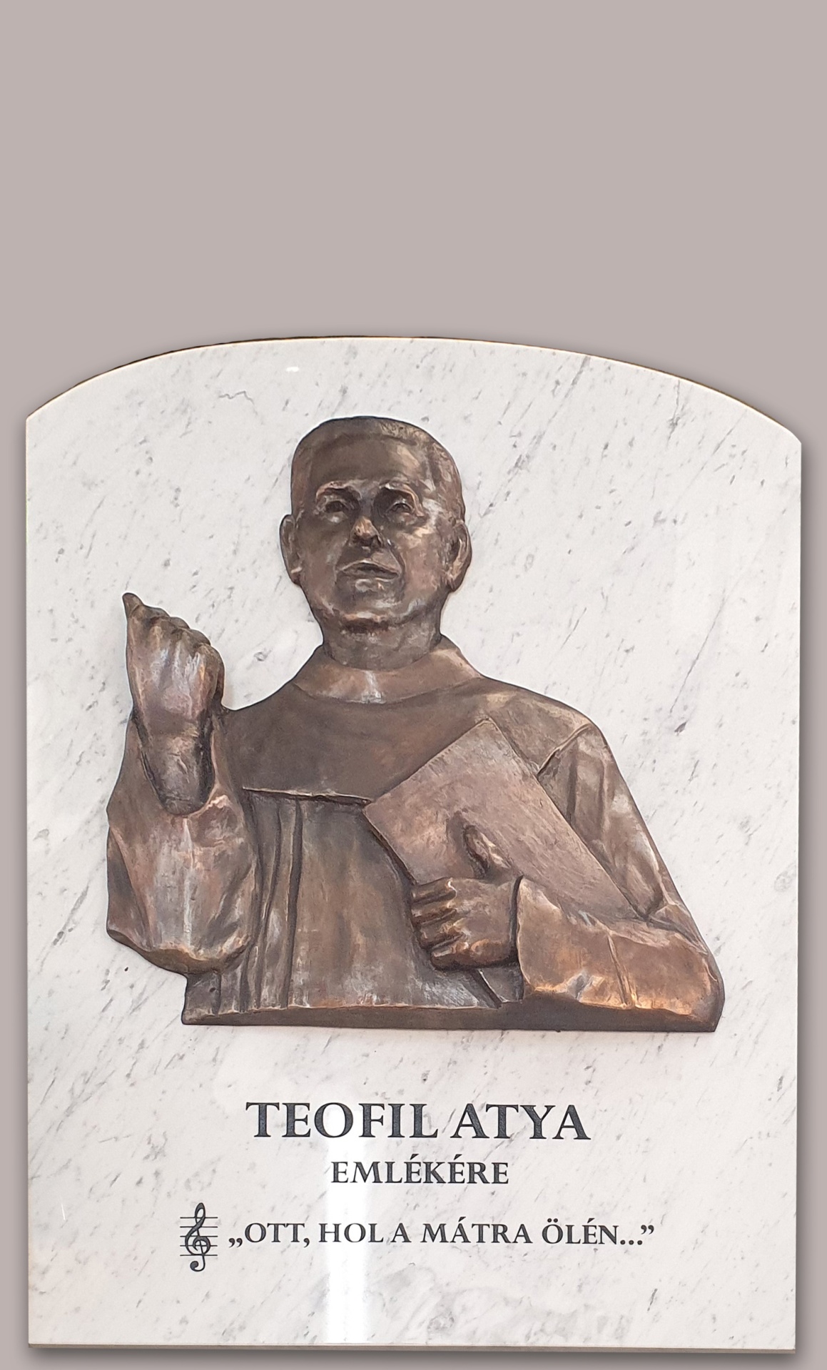 az-esztergomi-temesvari-pelbart-ferences-gimnazium-es-kollegiumban-emlektablat-avattak-mely-muhelyunkben-keszult